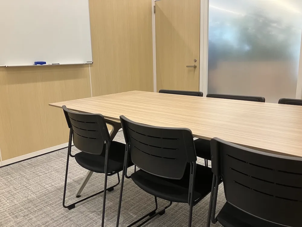 社内外とのコラボレーションを容易にするミーティングスペース